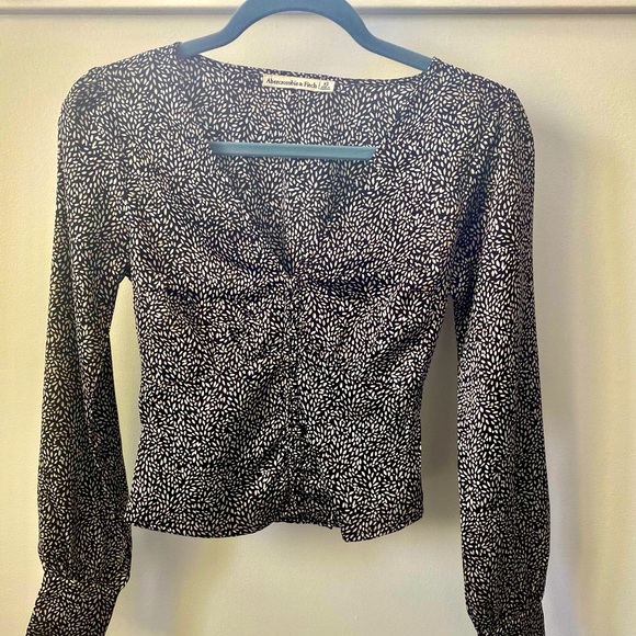 Sophisticated blouse with buttons - Picture 1 of 5